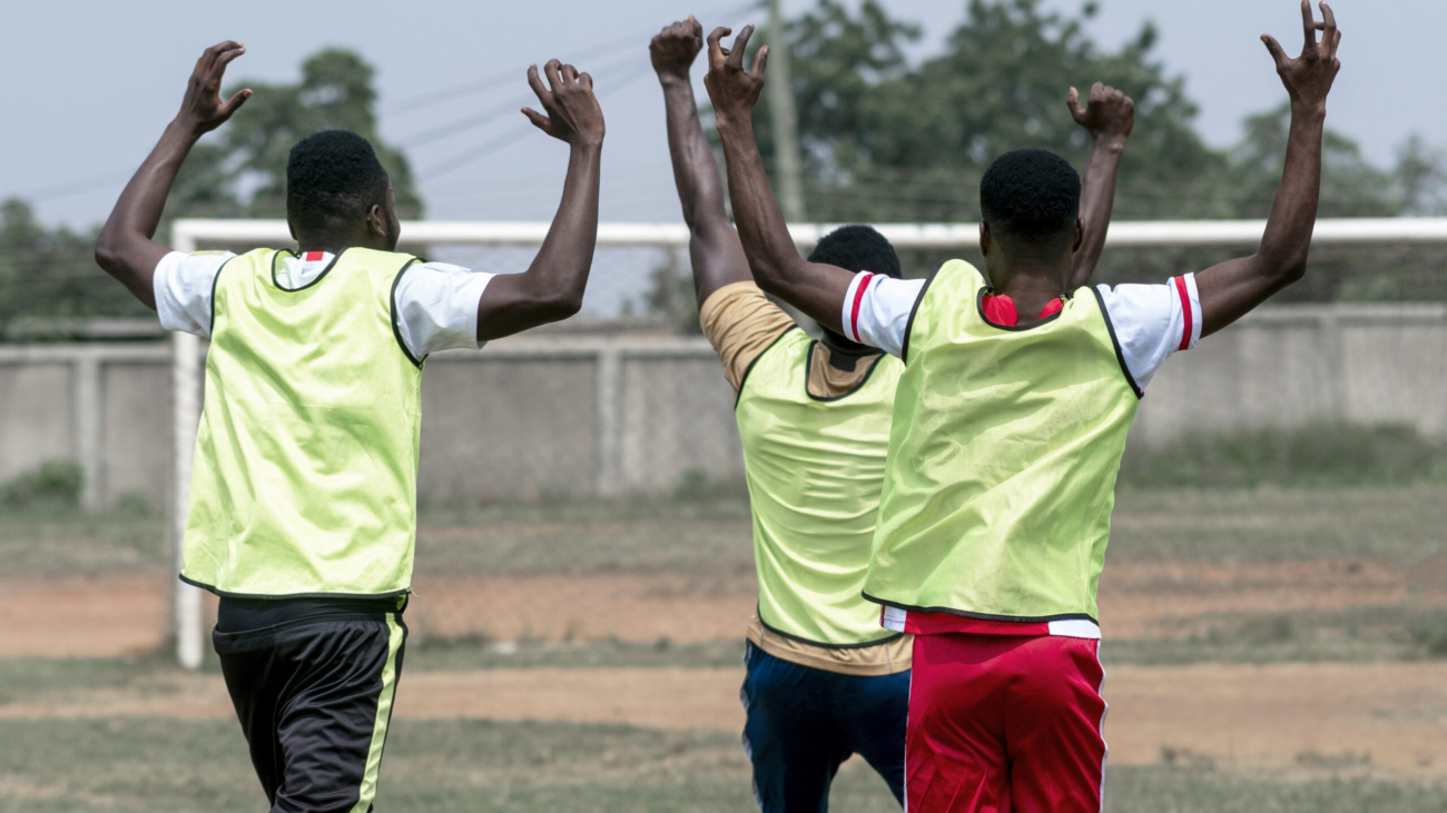 happy-football-players-after-match